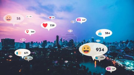 Les icônes des médias sociaux survolent le centre-ville montrant la connexion réciproque des gens via la plate-forme d'application de réseau social. Concept pour la communauté en ligne et stratégie de marketing des médias sociaux .