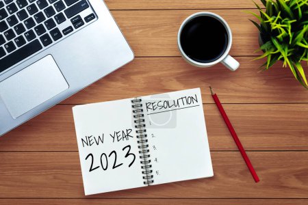 2023 Lista de objetivos y establecimiento de planes de feliz año nuevo - Escritorio de oficina de negocios con cuaderno escrito sobre la lista de planes de metas de año nuevo y el establecimiento de resoluciones. Cambio y concepto de determinación.