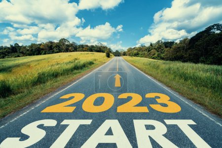 2023 Viaje por carretera de año nuevo y concepto de visión futura. Paisaje natural con carretera que conduce a la celebración feliz año nuevo a principios de 2023 para un comienzo fresco y exitoso .
