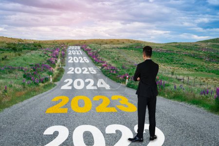 Die Neujahrsreise 2023 und das Zukunftskonzept. Geschäftsmann, der auf der Autobahn unterwegs ist, freut sich auf ein frohes neues Jahr Anfang 2021 für einen frischen und erfolgreichen Start .