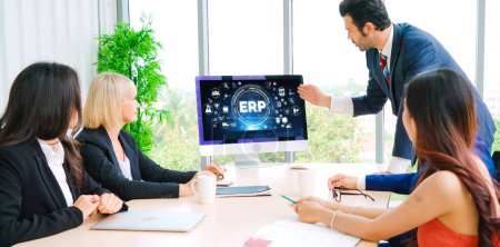 Téléchargez les photos : ERP logiciel de planification des ressources d'entreprise pour les entreprises modernes pour planifier la stratégie de marketing - en image libre de droit