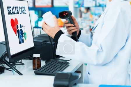 Foto de Primer plano joven farmacéutico escaneando el código de barras de una maqueta farmacéutica calificada, envase de la píldora de la medicina o botella para el espacio de copia en la farmacia. - Imagen libre de derechos