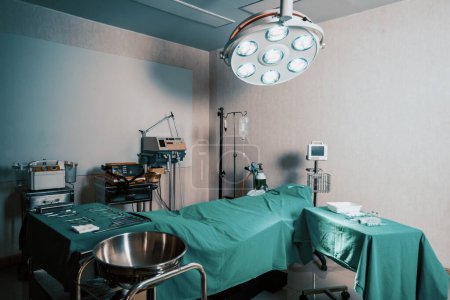 Foto de Sala de operaciones estéril en el hospital muestra conjuntos de equipos quirúrgicos médicos dispuestos en la mesa. Sala de cirugía con antecedentes de herramientas quirúrgicas para fines médicos. - Imagen libre de derechos