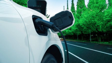 Fortschrittliches Mobilitätskonzept von Elektrofahrzeugen zum Aufladen von Energie aus Ladestationen in entlegenen Gebieten vor dem Ziel, Elektroauto mit erneuerbarer und sauberer Energie für eine grüne Umwelt