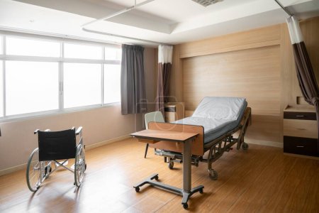 Sala de recuperación estéril equipada con confortable cama médica moderna para la recuperación del paciente. Foto de un dormitorio o sala de hospital para el tratamiento del paciente para uso médico.