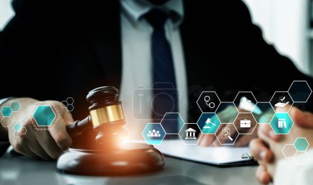 Téléchargez les photos : Droit intelligent, icônes de conseils juridiques et outils de travail des avocats dans le cabinet d'avocats montrant le concept de droit numérique et de technologie en ligne de la loi et de la réglementation astucieuses . - en image libre de droit