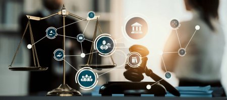 Droit intelligent, icônes de conseils juridiques et outils de travail des avocats dans le cabinet d'avocats montrant le concept de droit numérique et de technologie en ligne de la loi et de la réglementation astucieuses .