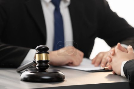 Juristenkollegen oder Anwaltsteams, die in Kanzleibüros arbeiten oder Rechtsdokumente verfassen. Gavel-Hammer für ein gerechtes und gleichberechtigtes Urteil von Gesetzgeber und Anwalt. Gleichgewicht
