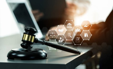 Intelligentes Recht, Symbole der Rechtsberatung und Arbeitswerkzeuge für Anwälte in der Anwaltskanzlei, die das Konzept des digitalen Rechts und der Online-Technologie scharfsinniger Gesetze und Vorschriften aufzeigen .