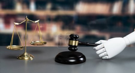 Futuro concepto innovador de un sistema de justicia eficiente y justo con un primer plano de mano robótica sosteniendo el mazo como inteligencia artificial en procedimientos judiciales transparentes por un juez de IA. Equilibrio