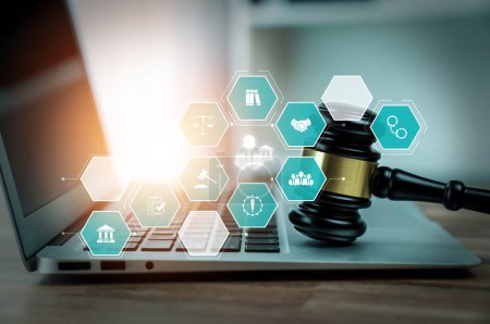 Téléchargez les photos : Droit intelligent, icônes de conseils juridiques et outils de travail des avocats dans le cabinet d'avocats montrant le concept de droit numérique et de technologie en ligne de la loi et de la réglementation astucieuses . - en image libre de droit