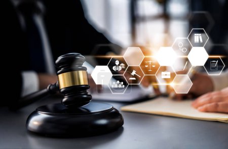 Droit intelligent, icônes de conseils juridiques et outils de travail des avocats dans le cabinet d'avocats montrant le concept de droit numérique et de technologie en ligne de la loi et de la réglementation astucieuses .