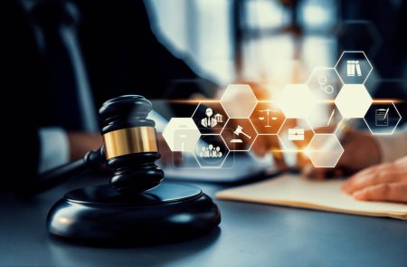 Derecho inteligente, iconos de asesoramiento jurídico y herramientas de trabajo de abogados en la oficina de abogados que muestran el concepto de derecho digital y tecnología en línea de leyes y regulaciones astutas .