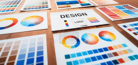 Panoramaaufnahme verschiedener Farbpaletten-Ideenpapiere übersichtlich auf einem Arbeitstisch für das grafische Gestaltungskonzept angeordnet. Farbmuster und Auswahl für einzigartiges digitales Kunstdesign. Prüfen