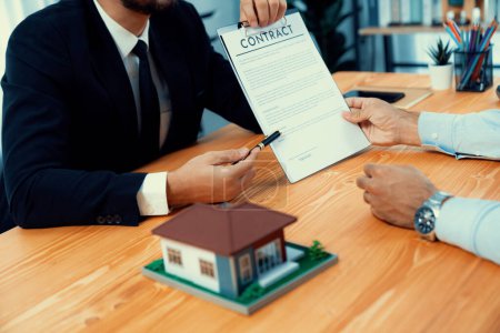 Client Review Darlehensvertrag mit Immobilienmakler, Diskussion Laufzeit, Zinsen und Eigentum an Immobilien. Juristische Dokumente analysieren, Übereinkunft lesen, bevor man sich entscheidet. Immobilientransaktionen. Inbrünstig