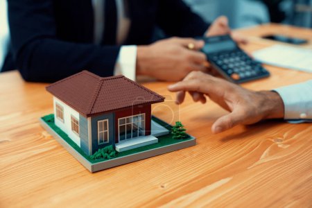 Immobilienmakler berechnen Steuern und Zinsen, besprechen Eigentumsverhältnisse und Versicherungsvertrag mit dem Kunden für Hauskredite und Immobilienkäufe. Finanzberater für Investitionshaushalt. Inbrünstig