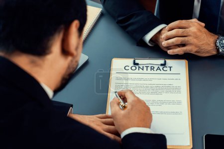 Nahaufnahme Hand Unterzeichnung Vertragsdokument mit Stift, Versiegelung Geschäft mit Unterschrift. Geschäftsleute, die eine Geschäftsvereinbarung abschließen, indem sie ihre Unterschrift auf das Vertragspapier schreiben. Inbrünstig