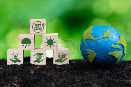 Papierkugel und Holzwürfel mit Netto-Null-Symbol für Umweltbewusstsein. Reduzierung der CO2-Emissionen, Bekämpfung des Klimawandels und der globalen Erwärmung durch saubere Energie für den Umweltschutz. Alter