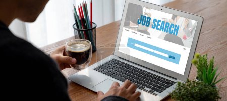 Téléchargez les photos : Recherche d'emploi en ligne sur le site modish pour les travailleurs à la recherche d'opportunités d'emploi sur le réseau Internet de recrutement - en image libre de droit
