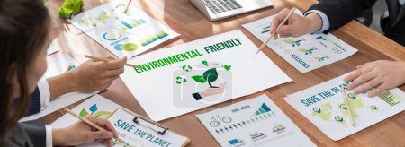 Eco Business Company Treffen mit einer Gruppe von Geschäftsleuten, die Strategie planen und die Vermarktung von umweltfreundlichen und erneuerbaren sauberen Energieprodukten diskutieren. Grünes Unternehmenskonzept. Wegweisend