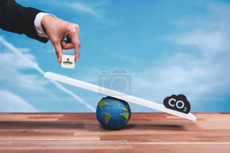 Geschäftsleute wiegen Solarmodule auf einer Waage gegen ein CO2-Symbol und werben so für Null CO2-Emissionen. Nachhaltiger Ansatz für saubere Energie für grüne Ökologie und Umwelt als unternehmerische Verantwortung. Alter