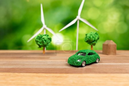 Green eco car und Windrad Turbine Modell mit Park on office table design. Nachhaltige und erneuerbare saubere Lösung mit null CO2-Emissionen für grüne Ökologie und Umweltkonzept. Alter