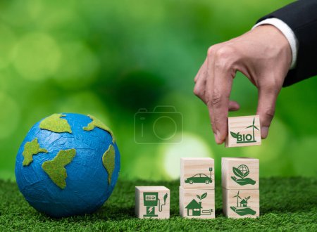 Téléchargez les photos : Main d'homme d'affaires tenant la Terre, symbolisant les entreprises vertes utilisant la technologie des biocarburants et la conservation de l'environnement pour une énergie durable et respectueuse de l'environnement pour un avenir propre. Modifier - en image libre de droit