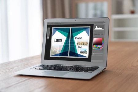 Foto de Software de diseño gráfico para el diseño moderno de la página web y anuncios comerciales que se muestran en la pantalla del ordenador - Imagen libre de derechos