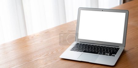 Téléchargez les photos : Écran blanc vide sur ordinateur modish pour votre maquette de conception sur l'écran de l'écran - en image libre de droit