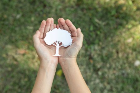 Foto de Niño pequeño sosteniendo un árbol de papel reciclado para promover el estilo de vida ecológico en la reducción, reutilización y reforestación natural y la sostenibilidad ambiental a largo plazo para la generación futura. Gyre. - Imagen libre de derechos