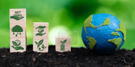 Foto de Globo de papel y cubo de madera con símbolo neto cero para la conciencia ecológica. Reducir las emisiones de CO2, luchar contra el cambio climático y el calentamiento global mediante energías limpias para la protección del medio ambiente. Alteración - Imagen libre de derechos