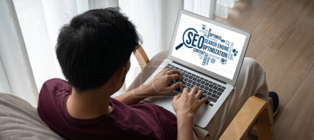 Foto de SEO optimización de motores de búsqueda para el comercio electrónico moderno y negocio minorista en línea que se muestra en la pantalla del ordenador - Imagen libre de derechos