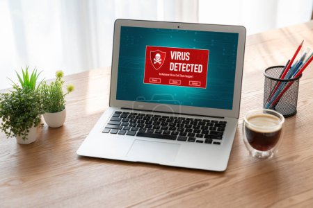 Téléchargez les photos : Alerte de virus sur l'écran de l'ordinateur détecté cybermenace modish, pirate, virus informatique et les logiciels malveillants - en image libre de droit