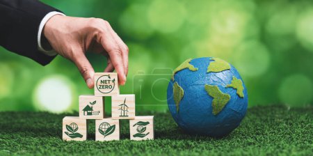 Foto de Empresario mano con globo de papel y cubo de símbolo cero neto para la conciencia ecológica. Empresa ética reducir las emisiones de CO2, luchar contra el cambio climático y el calentamiento global por energía limpia para el medio ambiente verde. Alteración - Imagen libre de derechos