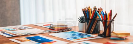 Foto de Panorama plano de varios papeles de idea de paleta de colores dispuestos cuidadosamente en la mesa del espacio de trabajo para el concepto de diseño gráfico. Muestras de color y selección para un diseño de arte digital único. Escrutinar - Imagen libre de derechos