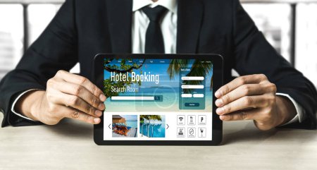 Téléchargez les photos : Site de réservation d'hébergement hôtelier en ligne fournir un système de réservation modish. Concept de technologie du voyage . - en image libre de droit