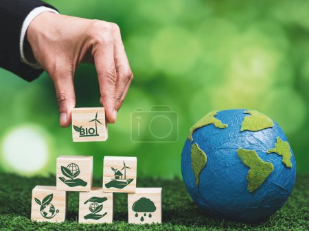 Foto de Mano del hombre de negocios sosteniendo la Tierra, simbolizando el negocio verde que utiliza la tecnología de biocombustibles y la conservación del medio ambiente para la energía ecológica sostenible para un futuro limpio. Alteración - Imagen libre de derechos