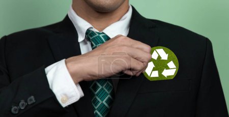 Foto de Corporativo que promueve el concepto de negocio sostenible y verde con el empresario sosteniendo papel de símbolo de reciclaje como Reducir la reutilización Reciclar el concepto para la gestión de residuos para la idea de medio ambiente limpio. Alteración - Imagen libre de derechos