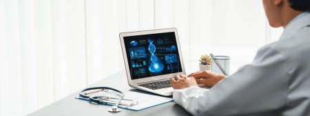 Téléchargez les photos : Médecin étudiant les maladies génétiques dans la recherche sur l'ADN avec ordinateur portable, analyser les données génétiques, formuler des stratégies de traitement médical, et élaborer un plan de soins de santé pour le patient avec une solution innovante. Néotérique - en image libre de droit