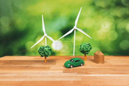 Téléchargez les photos : Green eco voiture et éolienne modèle d'éolienne avec parc sur la conception de la table de bureau. Solution propre durable et renouvelable avec zéro émission de CO2 pour l'écologie verte et le concept environnemental. Modifier - en image libre de droit