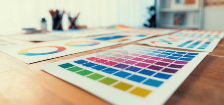 Foto de Panorama plano de varios papeles de idea de paleta de colores dispuestos cuidadosamente en la mesa del espacio de trabajo para el concepto de diseño gráfico. Muestras de color y selección para un diseño de arte digital único. Escrutinar - Imagen libre de derechos