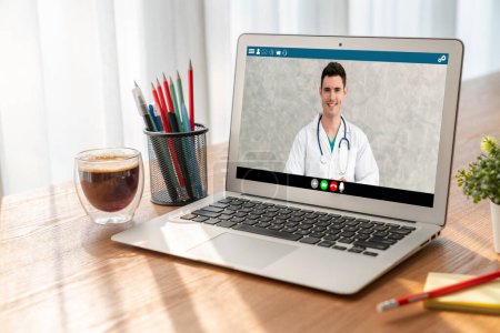 Téléchargez les photos : Médecin appel vidéo en ligne par l'application logicielle de télémédecine modish pour réunion virtuelle avec le patient - en image libre de droit