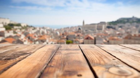 Foto de La mesa de madera vacía con fondo borroso del casco antiguo de Dubrovnik. Imagen exuberante. - Imagen libre de derechos