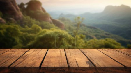 Téléchargez les photos : Le plateau brun en bois vide avec un fond flou de chemin de randonnée. Image exubérante. - en image libre de droit