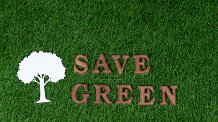 Foto de Alfabeto de madera dispuesto en campaña de sensibilización ecológica con el diseño de iconos ECO en el fondo de hierba verde biofilia para promover la protección del medio ambiente para un futuro más verde y sostenible. Gyre. - Imagen libre de derechos