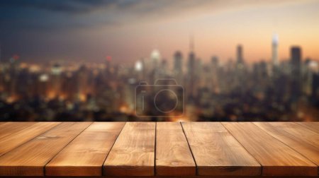 Téléchargez les photos : Le plateau en bois vide avec fond flou de la ville skyline. Image exubérante. - en image libre de droit