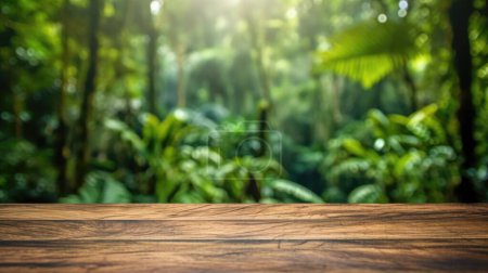 Foto de La mesa de madera vacía con fondo borroso de la selva amazónica. Imagen exuberante. - Imagen libre de derechos