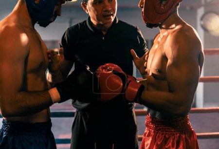 Foto de Boxeador luchador con casco de seguridad o la cabeza de guardia se enfrentan entre sí, mientras que el árbitro explicar las reglas de participar a la competencia antes de comenzar el combate de boxeo en el ring. Impulso - Imagen libre de derechos