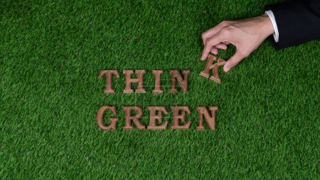 Foto de Organizar a mano alfabeto de madera en ECO diseño de campaña de sensibilización sobre fondo de hierba verde biofilia para promover la protección del medio ambiente para un futuro más verde y sostenible. Gyre. - Imagen libre de derechos