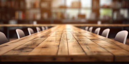 Foto de La mesa de madera con fondo borroso del aula. Imagen exuberante. - Imagen libre de derechos
